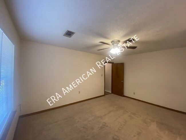 Building Photo - 19 Winfield Way