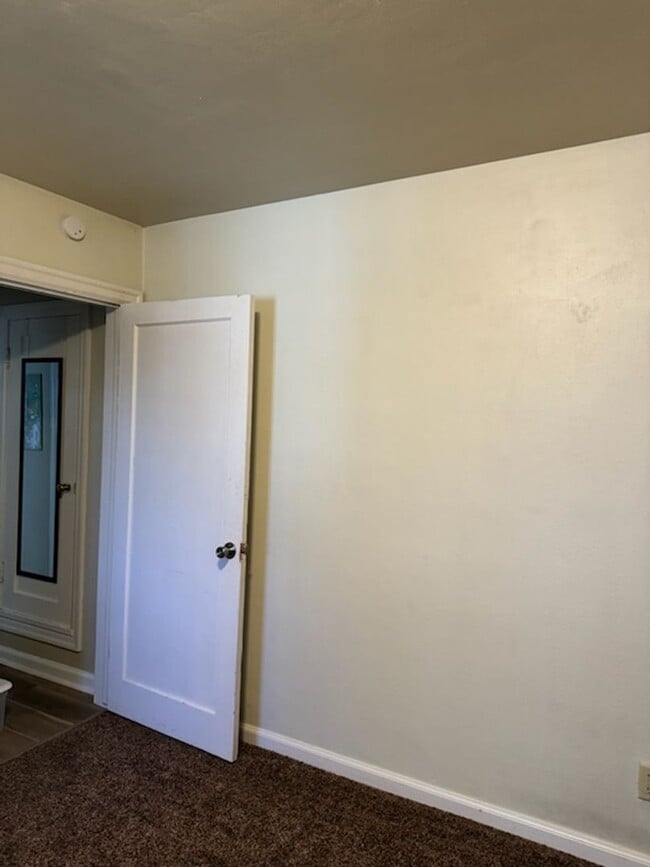 Building Photo - Private Rooms and Apartments Available Near SUU