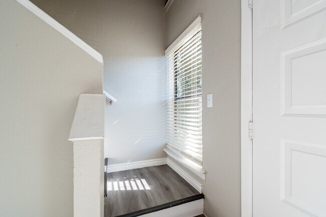 Building Photo - 238 S Las Vegas Trail