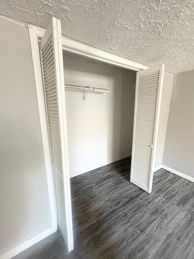 Building Photo - Split Level 4 Bedroom