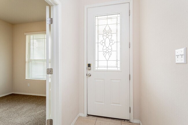 Building Photo - 3 Bedrooms, 2.5 Bathrooms – Stylish and Co...