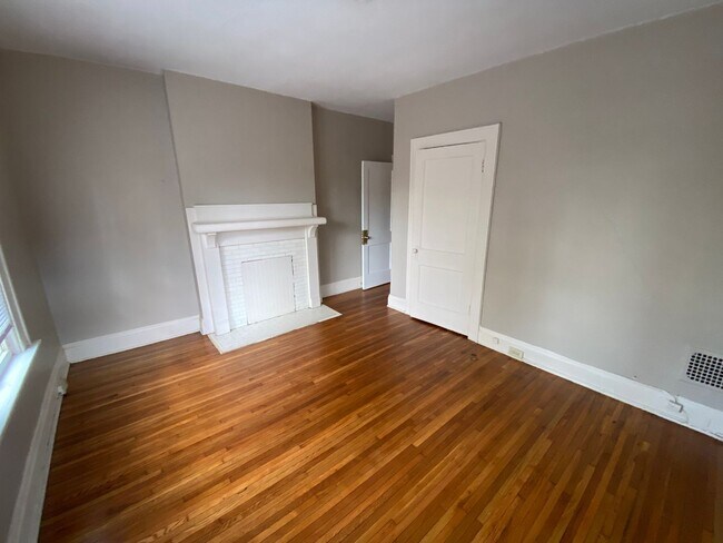 Building Photo - E 18th Ave 323-325 CR