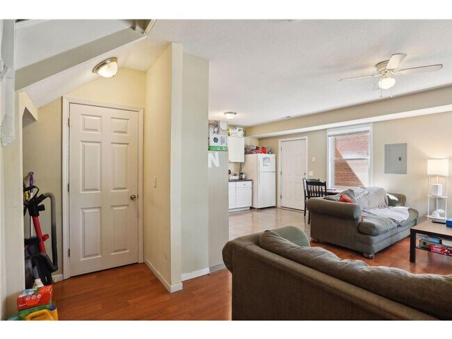 Building Photo - LOCATION LOCATION LOCATION! 5BD / 2BA Available 9/1/26!