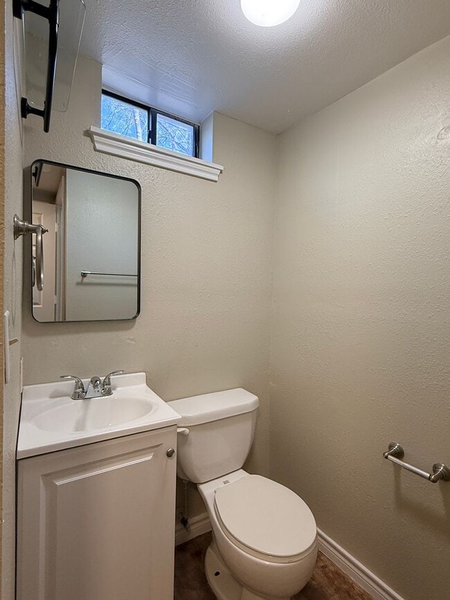 Building Photo - 3 Bedroom 2 Bath 2 Story Updated