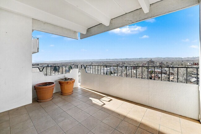 Building Photo - Stunning Mountain Views and an Unbeatable Location!