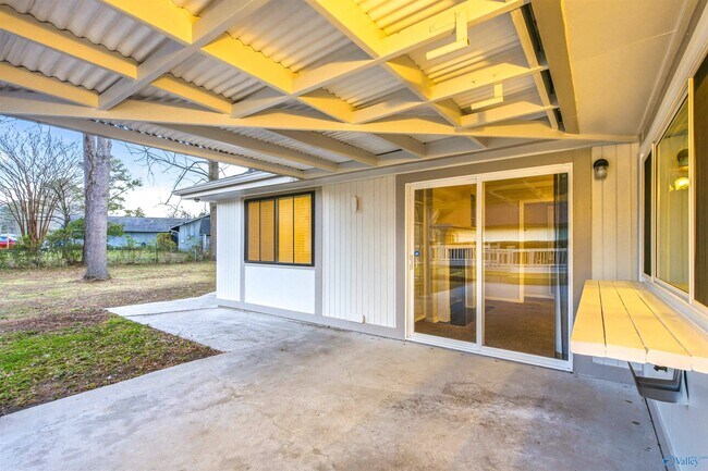 Building Photo - 2008 Burlingame Dr SE