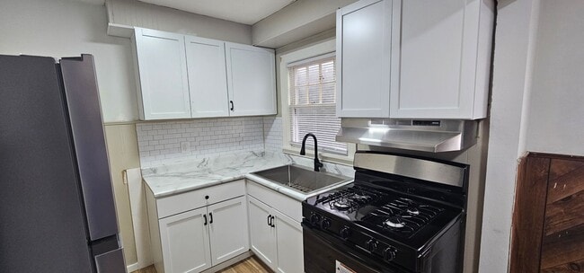 Building Photo - COMING SOON! 2 Bedroom House!!