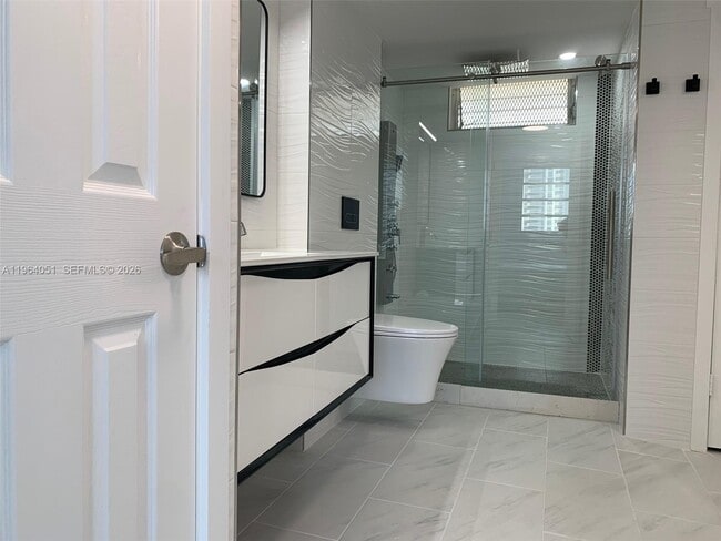 Building Photo - 2980 Point E Dr