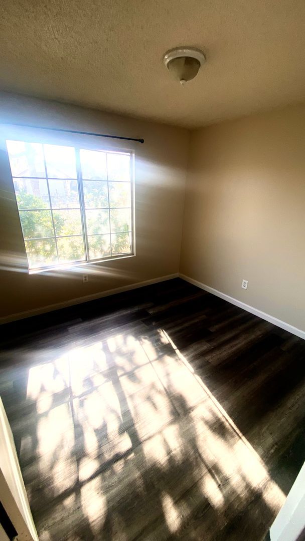 Building Photo - Enchanting Delano property just minutes fr...