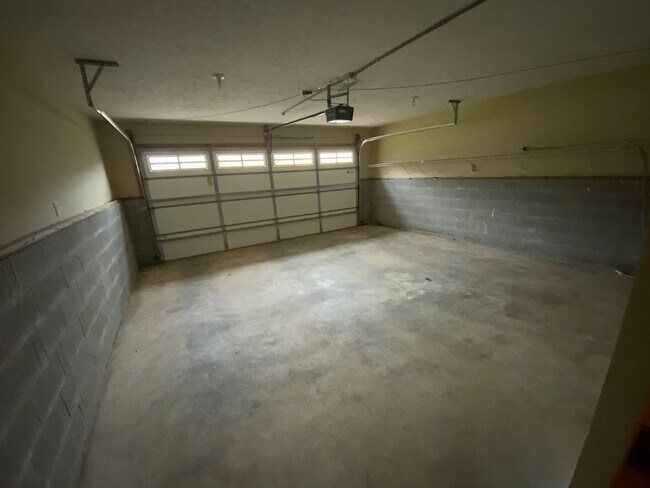 Building Photo - Lovely, well maintained Smyrna home with private wooded backyard!