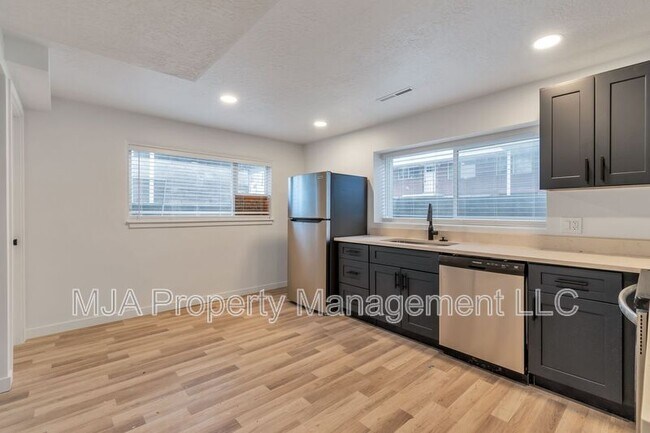 Building Photo - 2642-2642 S 800 E