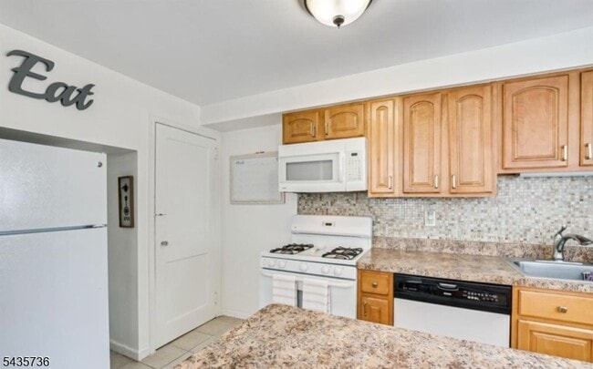 Building Photo - 5 Mayfield Pl