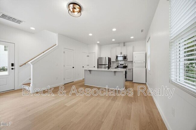 Building Photo - 2815-103 Wilcox Place