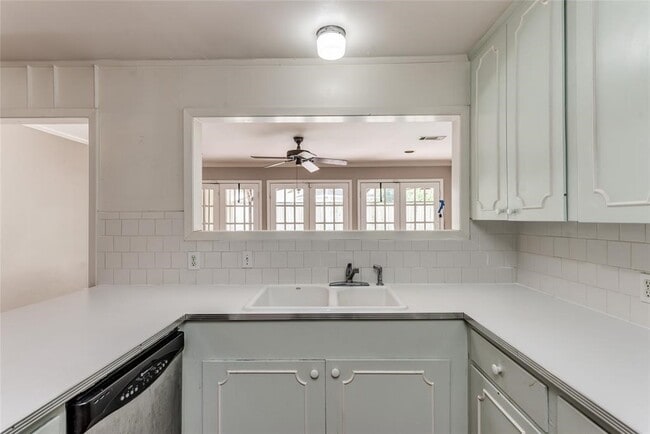 Building Photo - 5537 Lincrest Ln