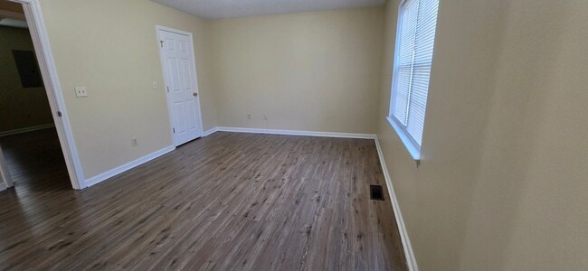 Building Photo - READY TO MOVE IN! 3 BEDS/2 BATHS!