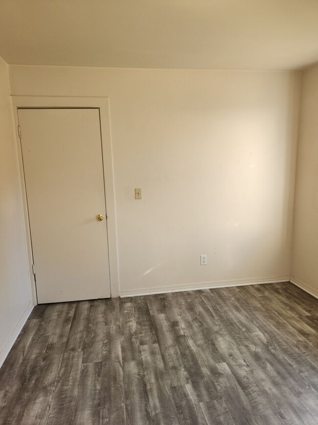 Building Photo - 2-bedroom 1 bath House