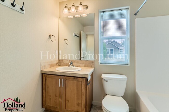 Building Photo - Beautiful 3-Bedroom Hillsboro Home in Desi...