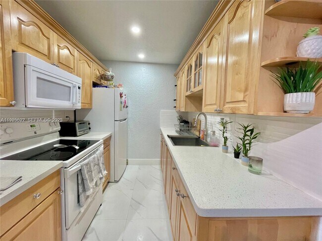 Building Photo - 7110 Fairway Dr