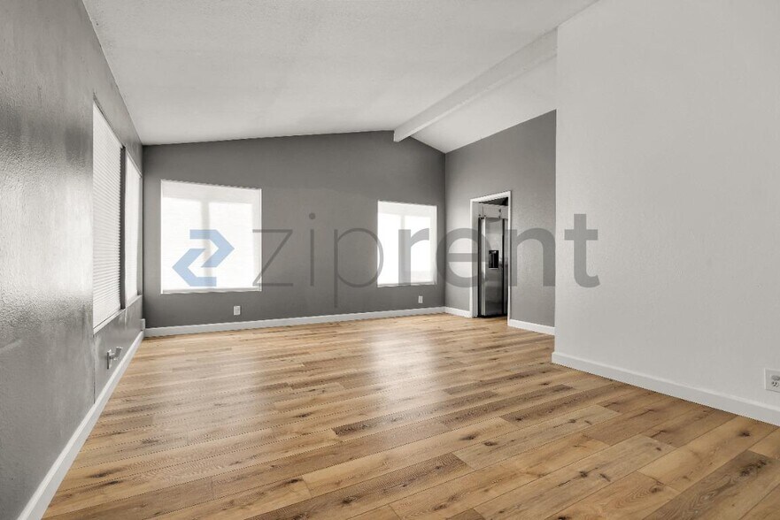 Building Photo - Unit
