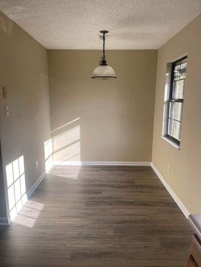 Building Photo - Charming 2-Bed, 2-Bath Townhouse in NW Kno...