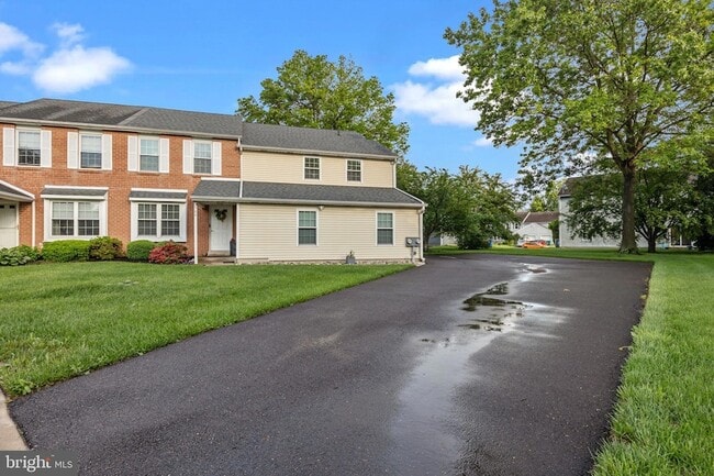 Building Photo - 560B Thrush Ct