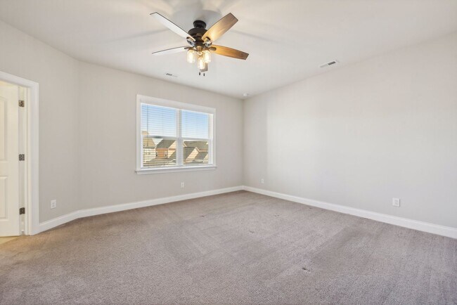 Building Photo - Nice 4 bedroom home with fenced yard