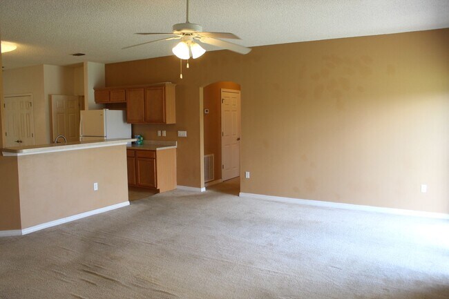 Building Photo - Spacious 3/2 Home in Sunny Hills w/ 2-Car Garage