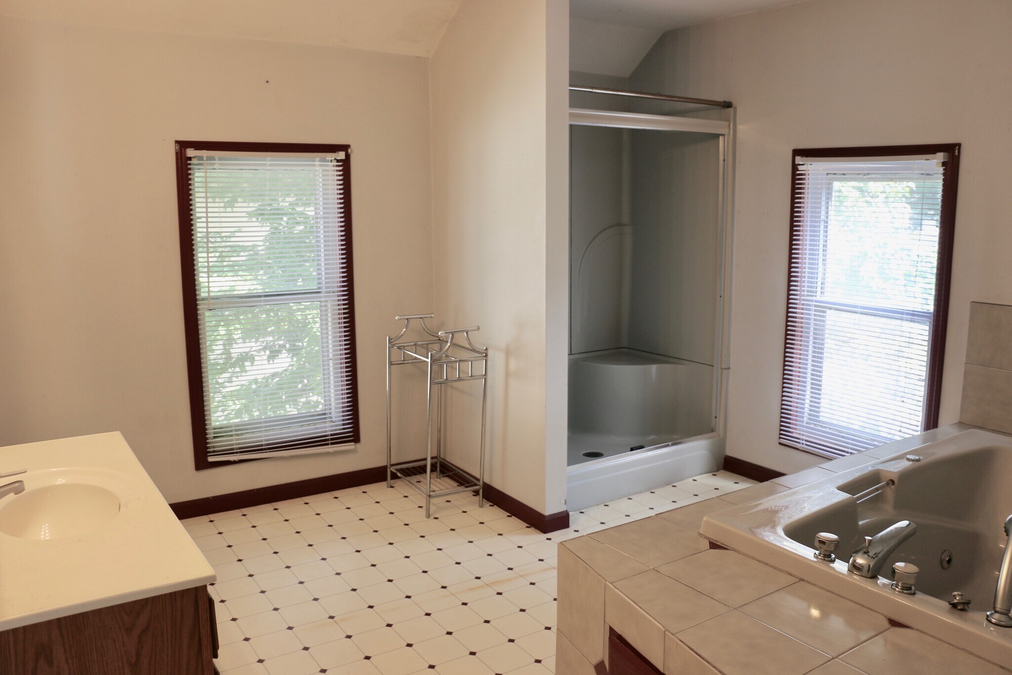 Large Second Level Bathroom - 525 N 5th St
