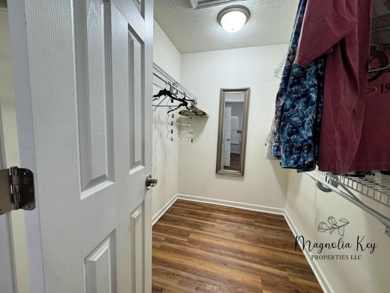 Building Photo - 765 Riverward Dr