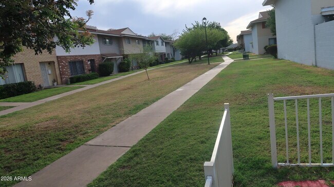 Building Photo - 1627 W Hazelwood St