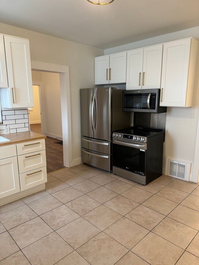 Building Photo - Discover Your Dream Home in Historic Brewers Hill!