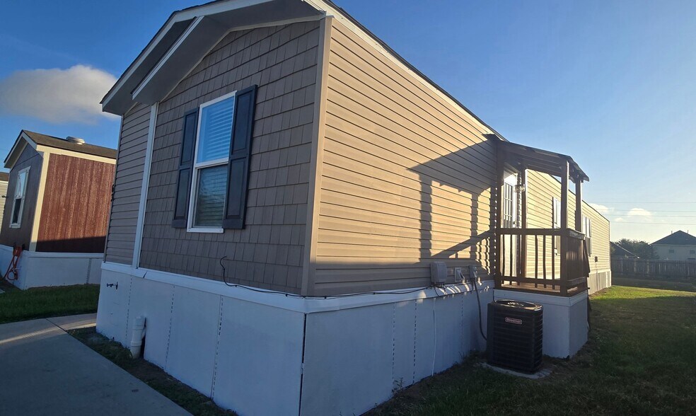 Building Photo - 1120 N Vista Dr