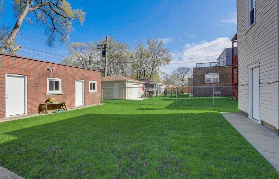 Building Photo - 7923 S Clyde Ave