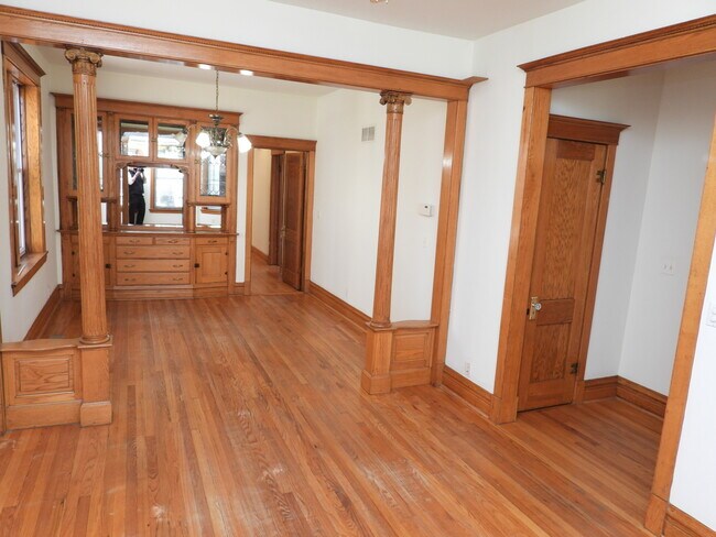 Building Photo - 5119 W Pensacola Ave