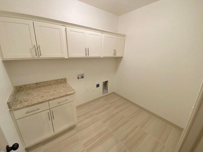 Building Photo - East El Paso 4bed/3bath Refrig A/C