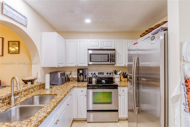 Building Photo - 11415 Lakeview Dr