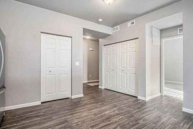 Building Photo - 15901 Cedar Dr