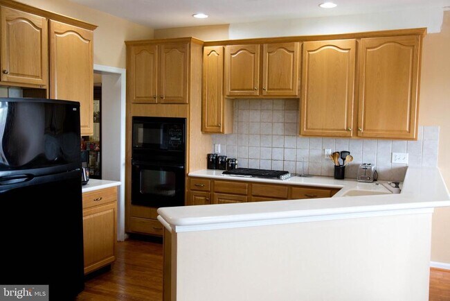 Building Photo - 211 Silverbell Ct