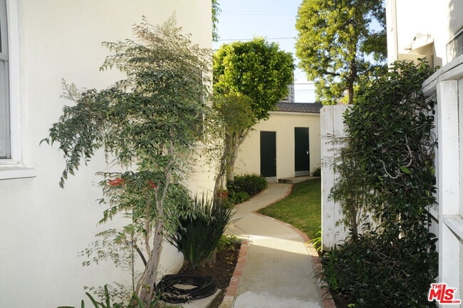 Building Photo - 1301 Devon Ave