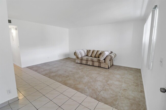 Building Photo - 580 Normandy Ln