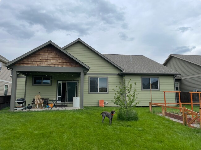 Building Photo - Large, Open Home with Beautiful Backyard and Oversized Garage