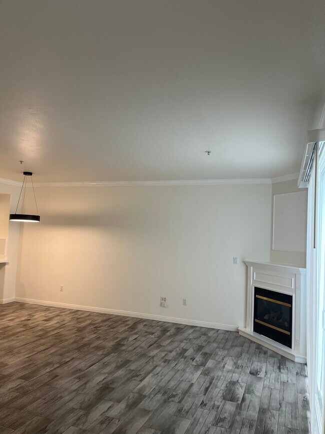 Building Photo - 5260 Premiere Hls Dr