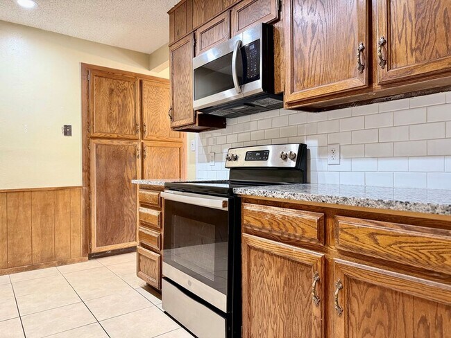 Building Photo - 3 Bedroom, 2 Bath Rental