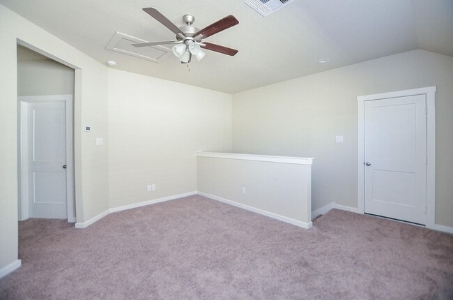 Building Photo - Beautiful 2 story home with 4 bedrooms, 2,...