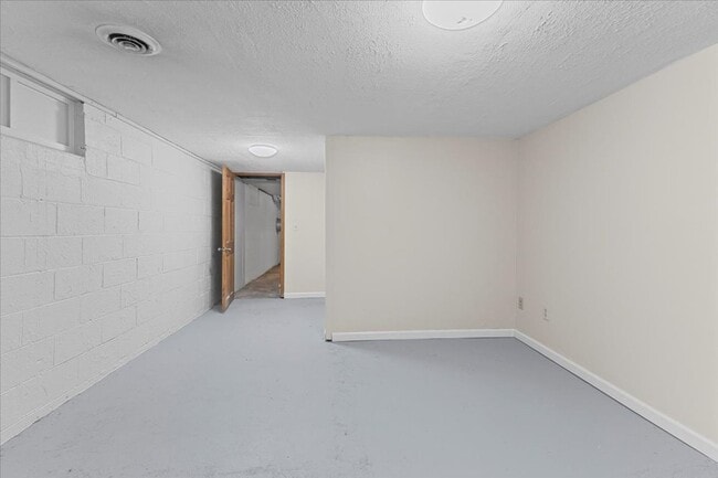 Building Photo - 4 bedroom, 2 bath home with den and garage...