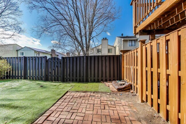 Building Photo - 3 bed + 2 Full + 2 half Bath - End Unit TH