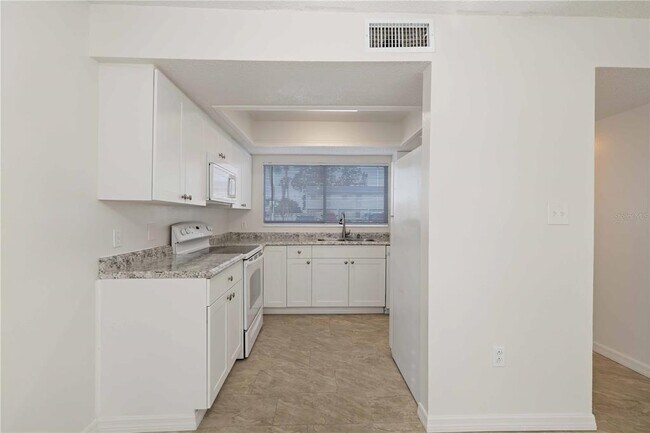 Building Photo - 3569 Bee Ridge Rd