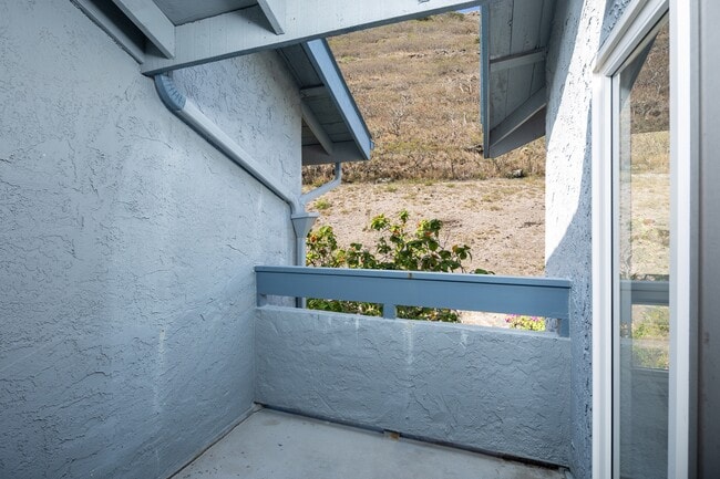 Building Photo - 1098 Kumukumu St