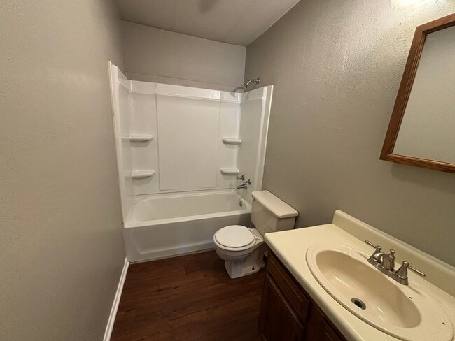 Building Photo - E 11th St