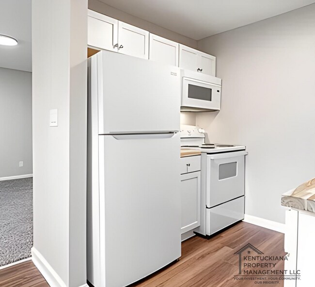 Building Photo - Renovated Spacious 2BR Apartments Near UofL & Churchill Downs!